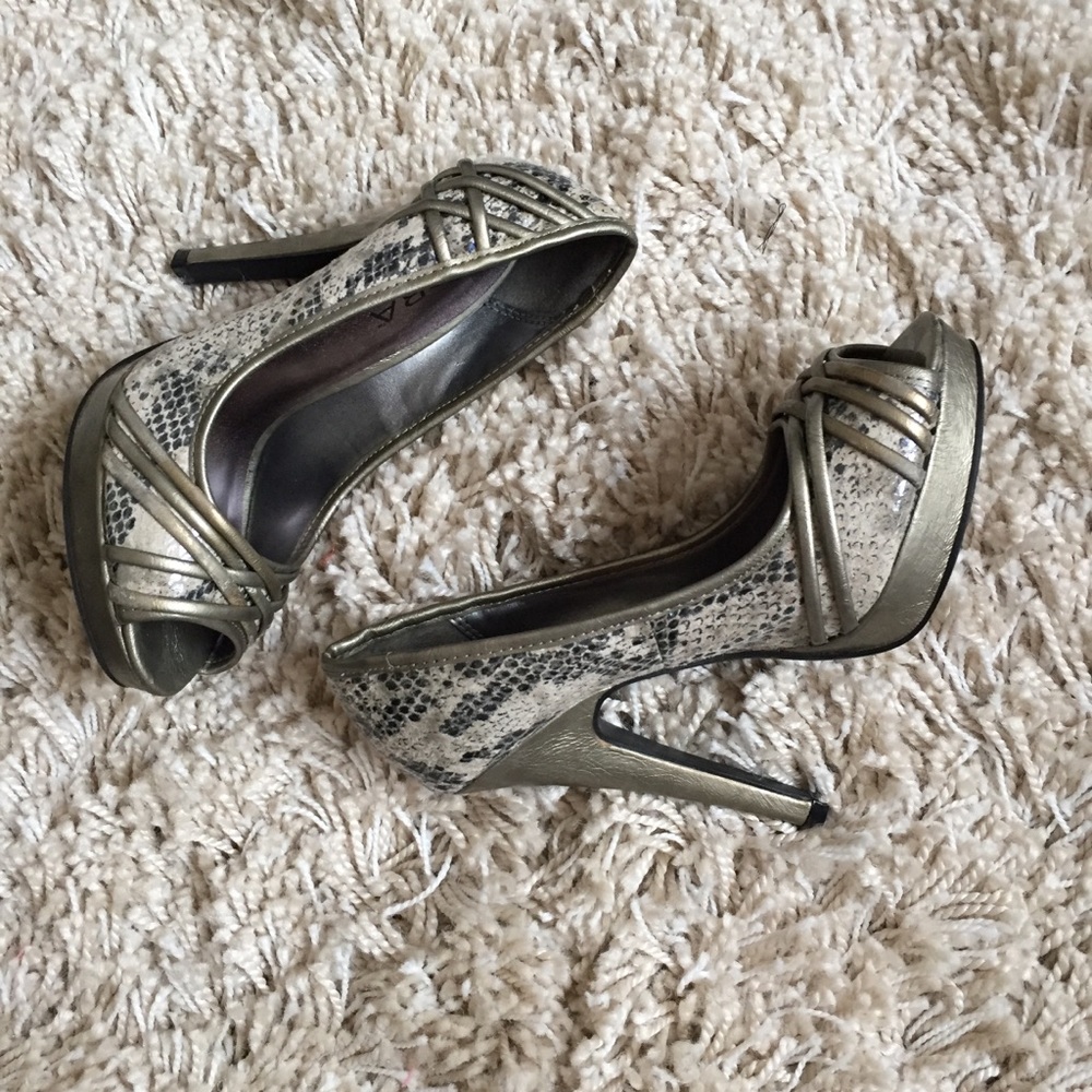 ICORA peep toe pumps! 👠👠